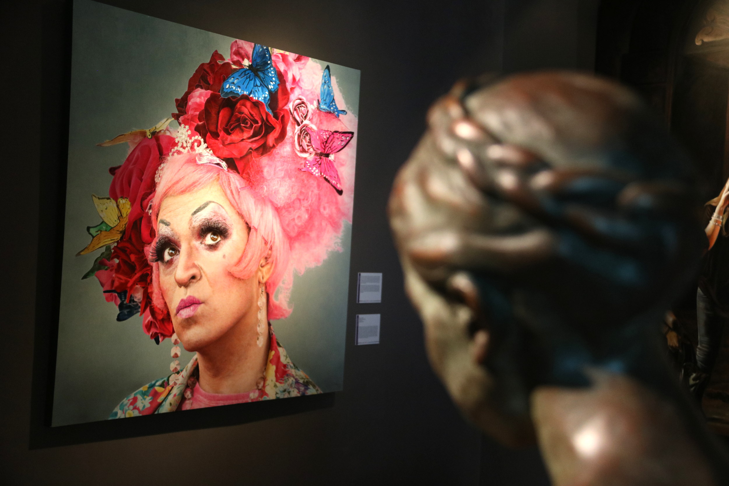 A sculpture and a painting that are part of MEAM's 'An LGBTI+ perspective on MEAM's collection' exhibition (Pau Cortina/ACN)